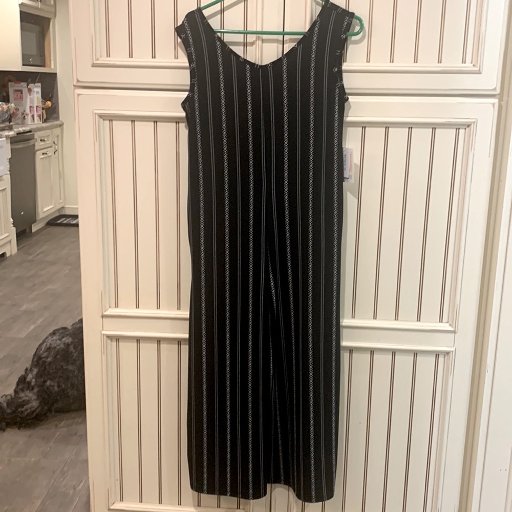 Beautiful black and white delicate print on a boho legged dress style feel good.